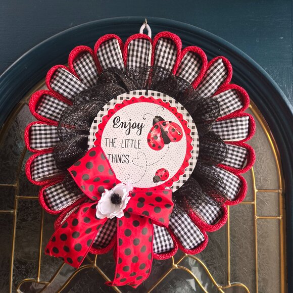 Ladybug Petal Wreath - Picture 2 of 6